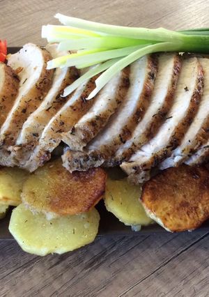 Egészben sült sertéskaraj tepsis burgonyával recept fotója