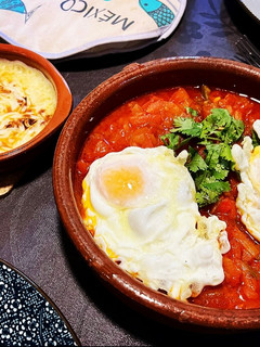 Una foto de Huevos rancheros y cazuela de queso fundido con chipotle 🌶🌶🍅🍅🍳🍳