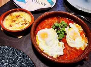 Foto principal de Huevos rancheros y cazuela de queso fundido con chipotle 🌶🌶🍅🍅🍳🍳