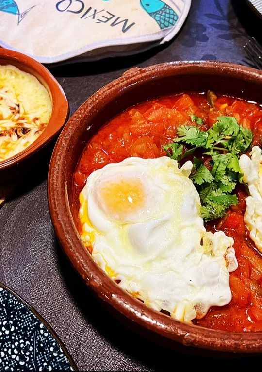 Una foto de Huevos rancheros y cazuela de queso fundido con chipotle 🌶🌶🍅🍅🍳🍳