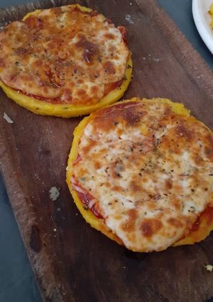 Una foto de Pizza de polenta
