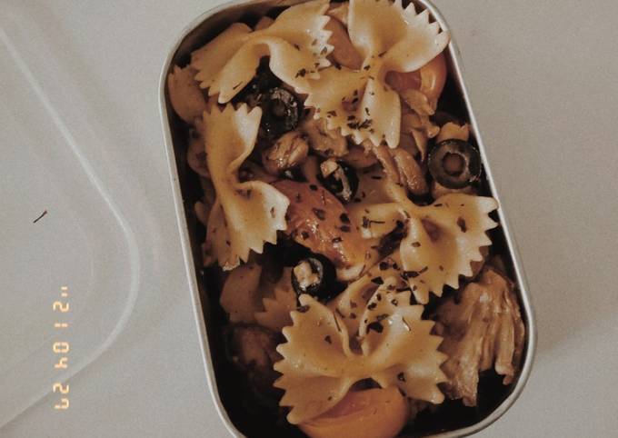 Farfalle (bow tie) Oyster Mushroom Pasta w/ olives & Tomato 🍅