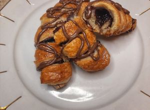 O poză a rețetei Cornuri cu Nutella și banane 🥐.