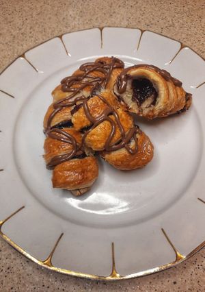 O poză a rețetei Cornuri cu Nutella și banane 🥐.