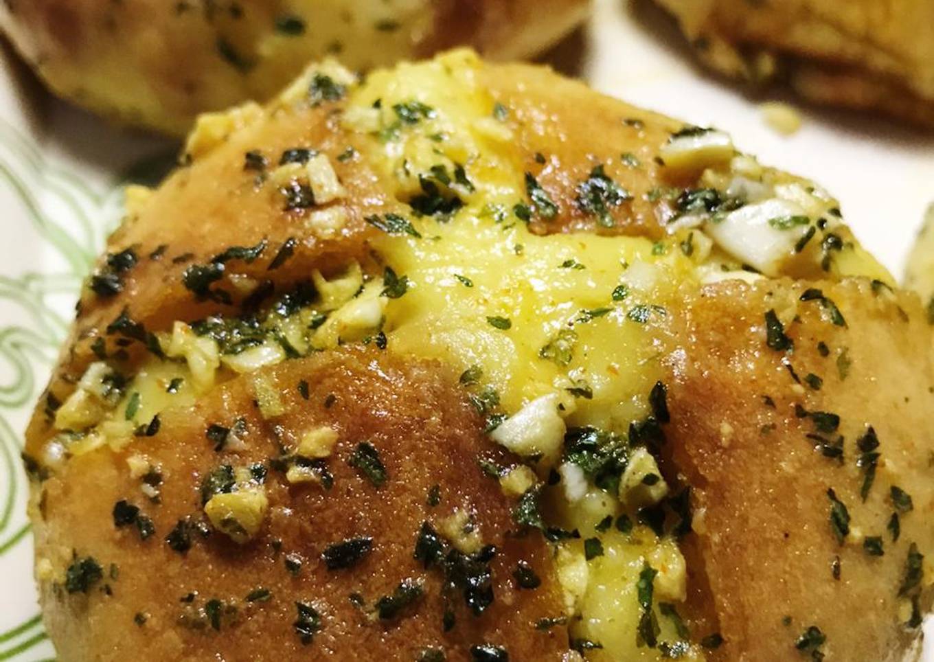 Korean cheesy garlic bread (si roti kekinian)