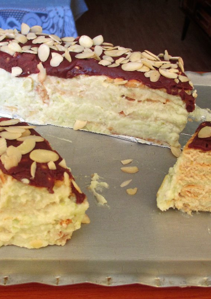 Una foto de Tarta de galletas con crema de pistachos y coco rallado