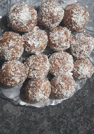 खजूर के लड्डू (khajur ke ladoo recipe in Hindi) रेसिपी मुख्य फोटो