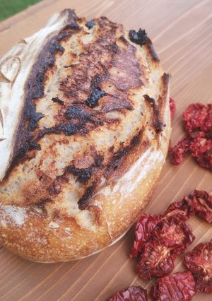 Hosszú érlelésű aszalt paradicsomos, kovászos kenyér recept fotója