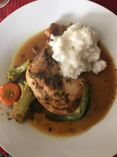 Una foto de Pollo al horno con arroz quesú cremoso