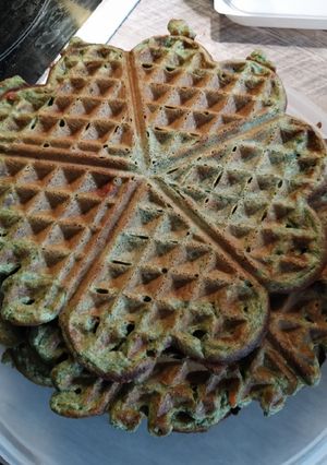 Spenótos gofri fűszerekkel recept fotója