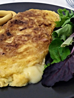 Una foto de Tortilla de jamón york y tranchetes