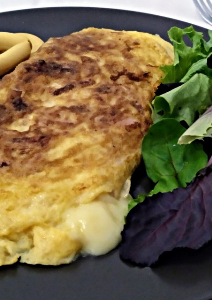 Una foto de Tortilla de jamón york y tranchetes