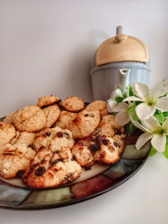 Una foto de Galletitas de coco y coco con pasas de 🍇