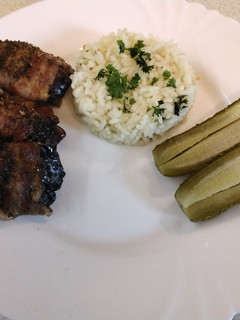 Baconbe tekert csirkemáj rizzsel recept fotója