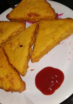 ब्रेड पकोडे (bread pakoda recipe in marathi) रेसिपी चे मुख्य फोटो 