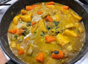 Une photo de Mijoté de légumes aux épices, bouillon de gambas et gingembre