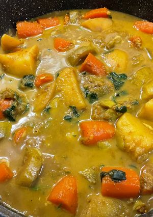 Une photo de Mijoté de légumes aux épices, bouillon de gambas et gingembre