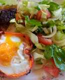 Entraña, morrón con huevo y papas a la parrilla con ensalada