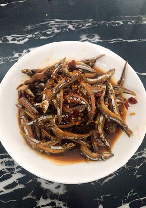 Hình của món Cá cơm kho.