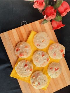 स्टीम्ड वेजिटेबल इडली (steamed vegetable idli recipe in Hindi) रेसिपी मुख्य फोटो