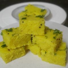 A picture of Tadka dhokla.