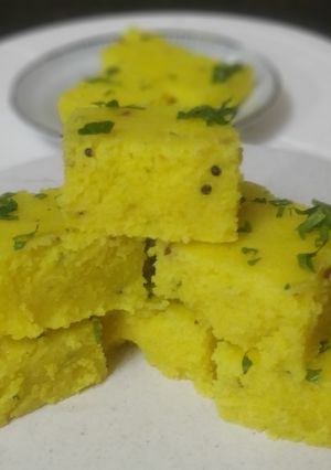 A picture of Tadka dhokla.