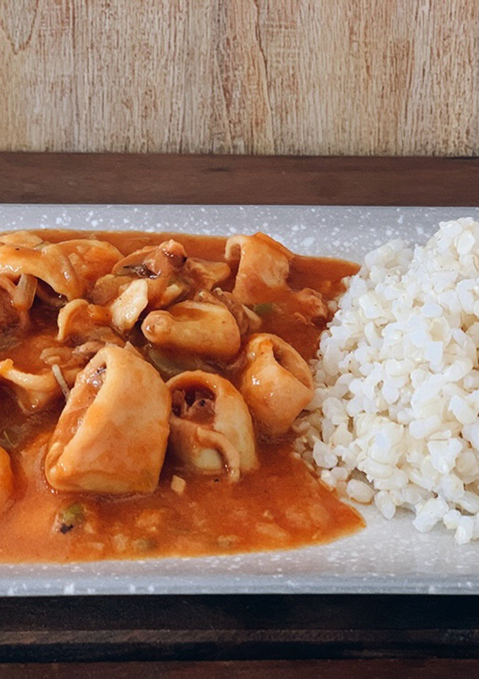 Una foto de Calamares en salsa