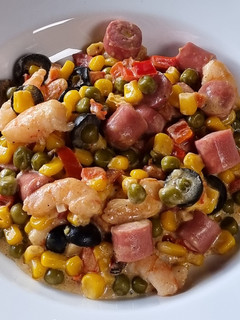Una foto de Salteado de salchichas y maíz