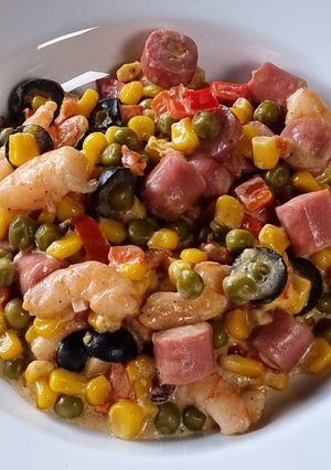 Una foto de Salteado de salchichas y maíz