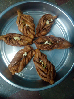கோதுமை இனிப்பு இலை (Kothumai inippu ilai recipe in tamil) செய்முறை முக்கிய புகைப்படம்