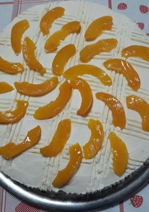 Una foto de Bizcochuelo con crema y durazno