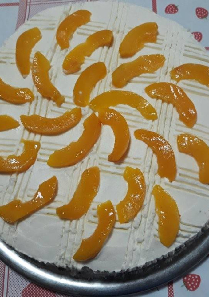 Una foto de Bizcochuelo con crema y durazno