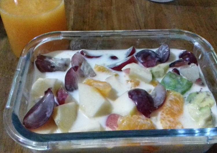 Salad buah saus yogurt
