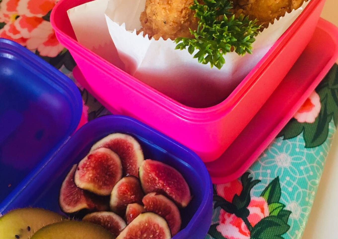 Crumbed chicken strips with fresh delicate figs and kiwi