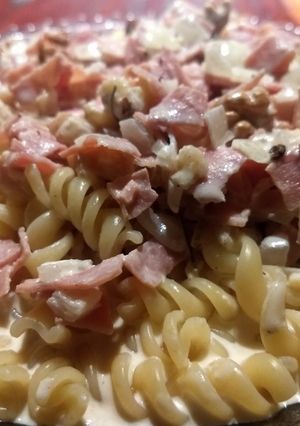 Una foto de Fideos en crema con jamón y nuez