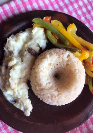 Una foto de Salsa de coliflor con arroz y pimentones salteados