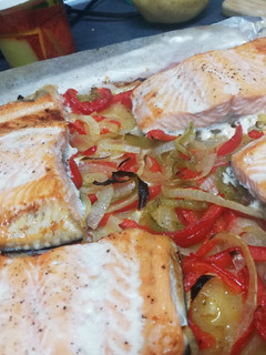 Una foto de Salmón al horno con verduras y 🥔!!