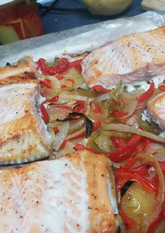 Una foto de Salmón al horno con verduras y 🥔!!