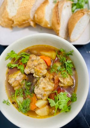 Hình của món Tempeh sốt vang thuần chay.