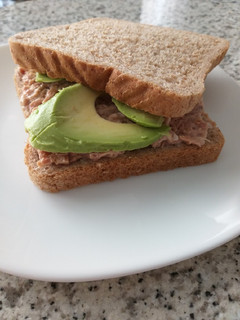 Una foto de Sándwich de atún y aguacate