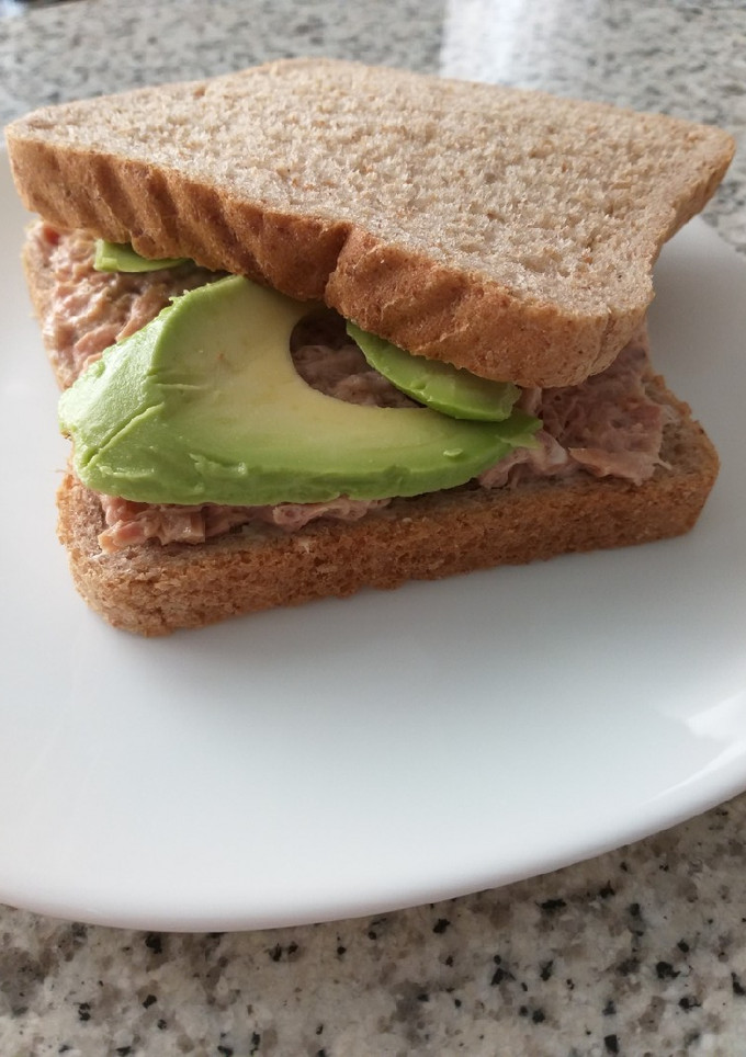 Una foto de Sándwich de atún y aguacate