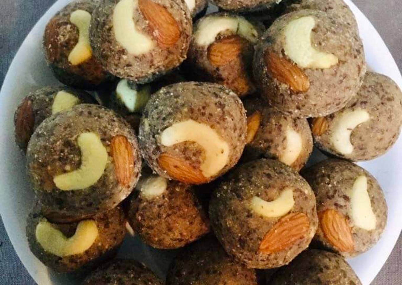 Alsi-Moongphali Laddoos