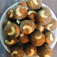 A picture of Alsi-Moongphali Laddoos.