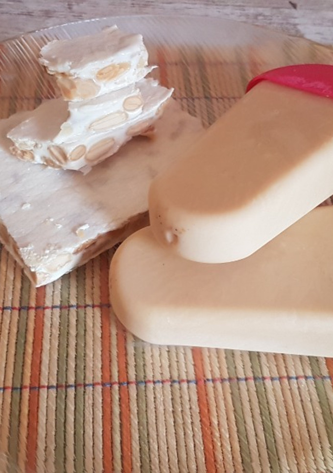 Una foto de Helado de turrón blando