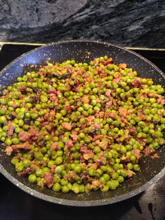 Una foto de Guisantes con jamón y chorizo