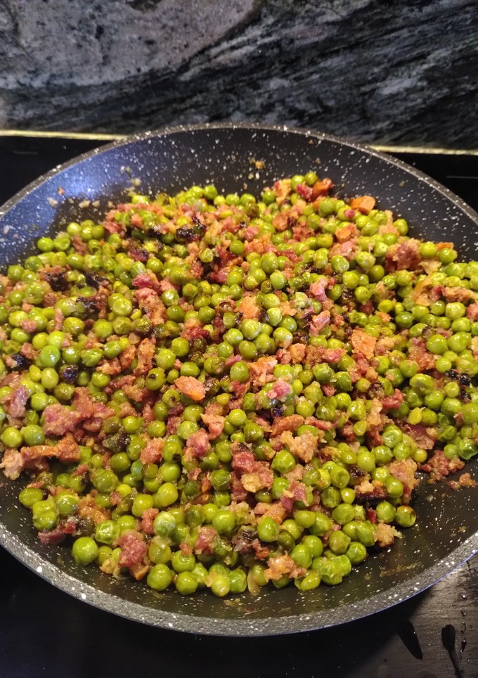 Una foto de Guisantes con jamón y chorizo