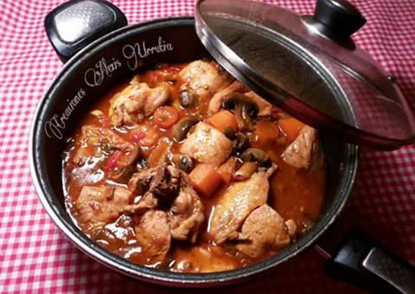 Pollo en salsa de especias árabes, con zanahorias y champiñones