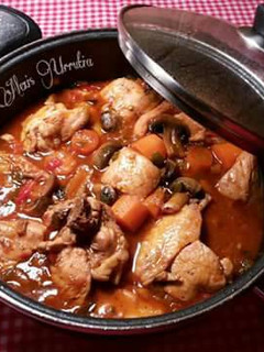 Una foto de Pollo en salsa de especias árabes, con zanahorias y champiñones