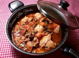 Foto principal de Pollo en salsa de especias árabes, con zanahorias y champiñones