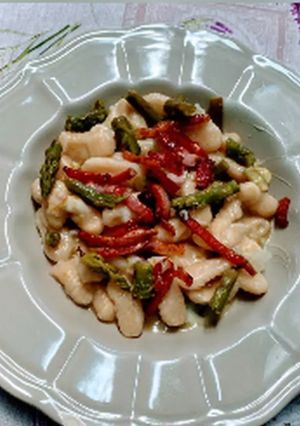 Foto di Gnocchetti asparagi e speck croccante